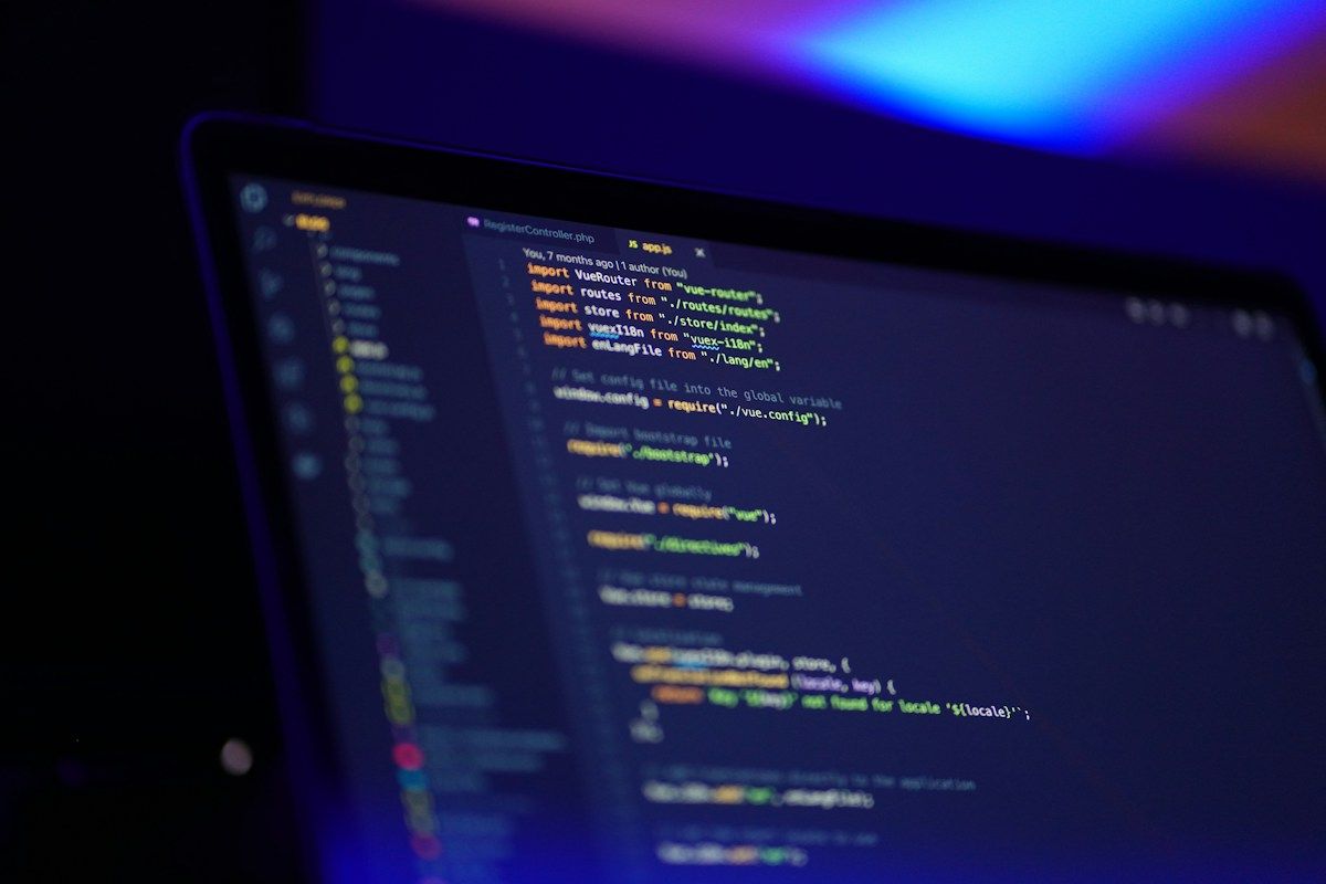 PHP 웹 개발 코드가 표시된 노트북 화면